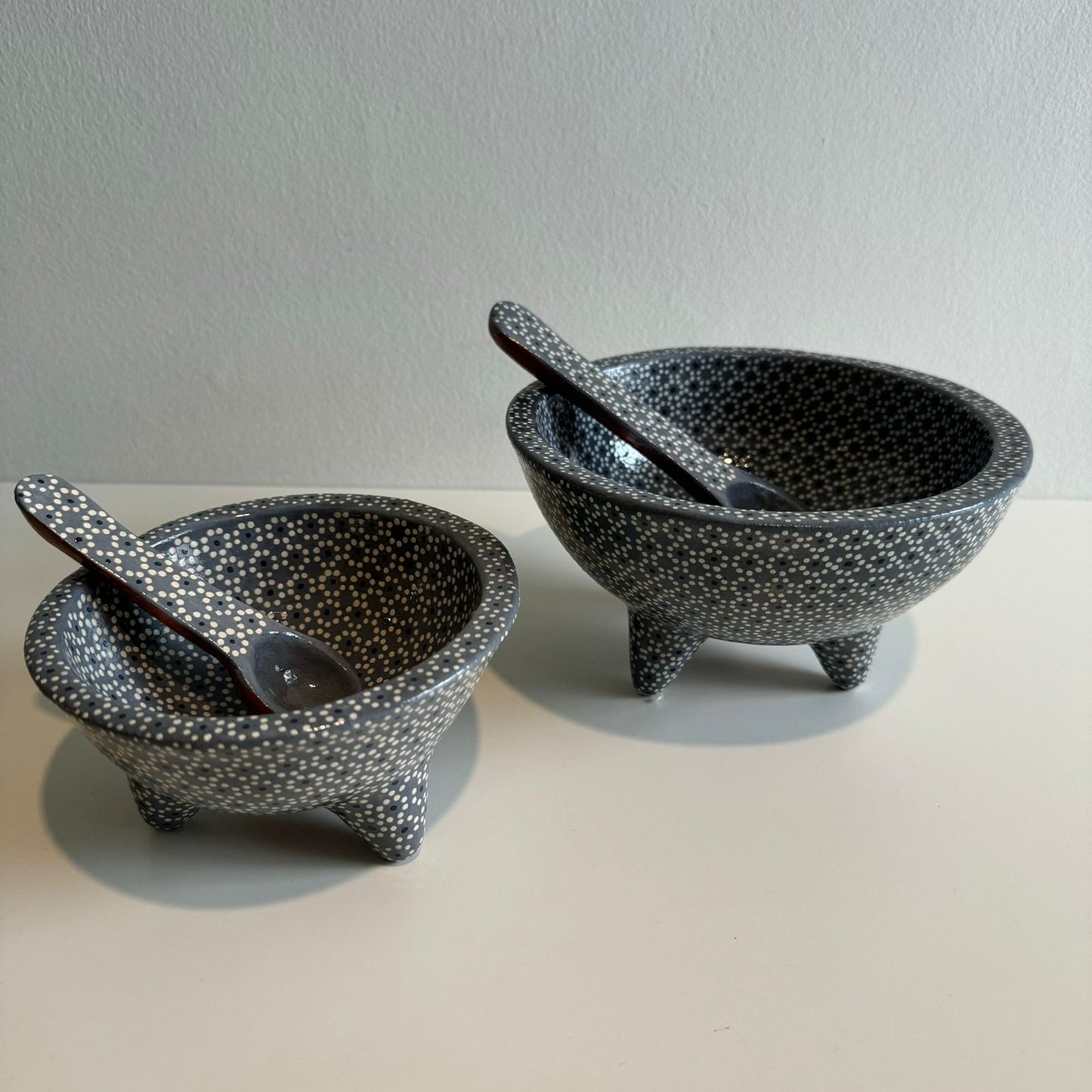 Molcajete Capuleado Mediano plano Gris