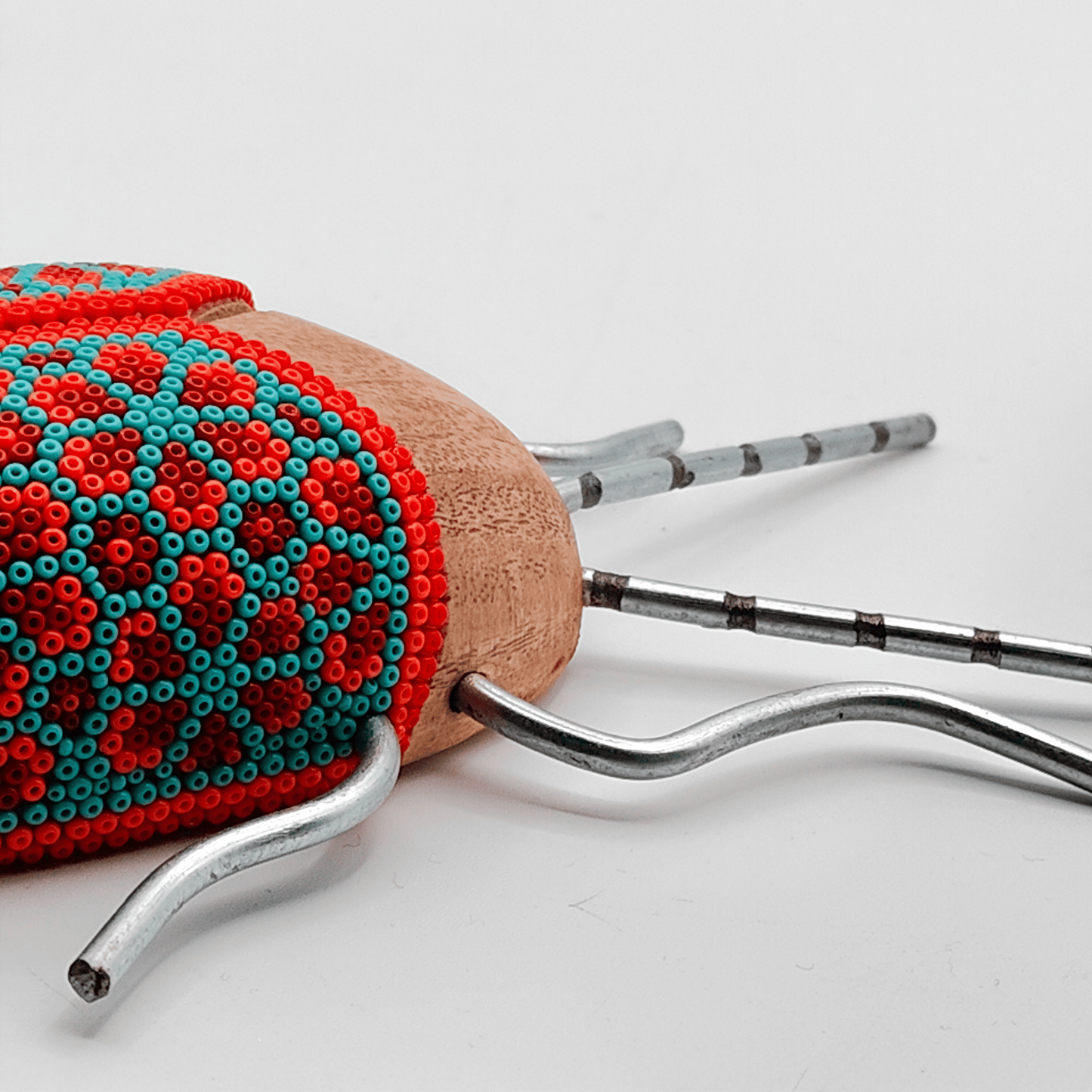 Escarabajo de Madera con Arte Huichol
