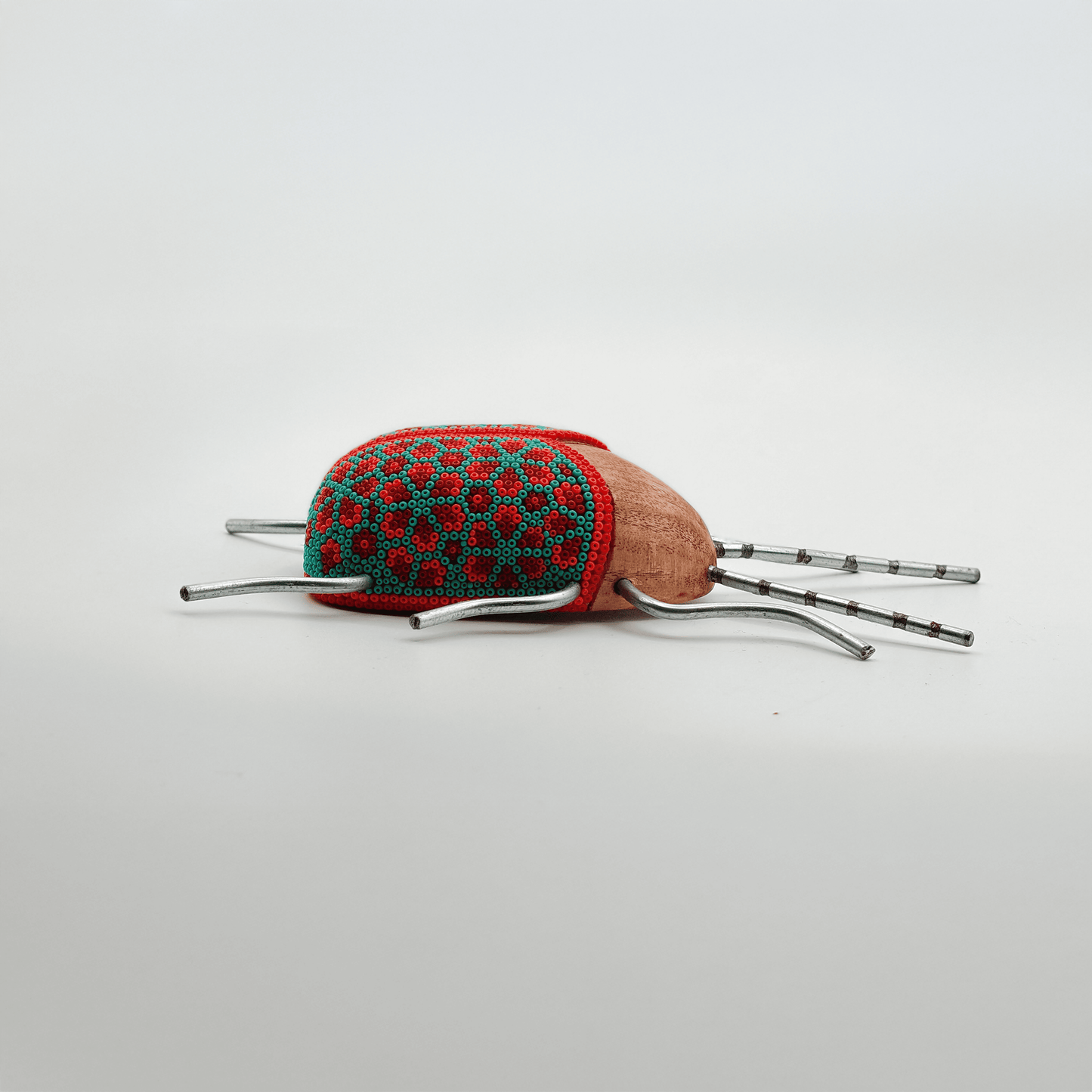 Escarabajo de Madera con Arte Huichol