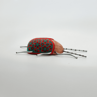 Escarabajo de Madera con Arte Huichol