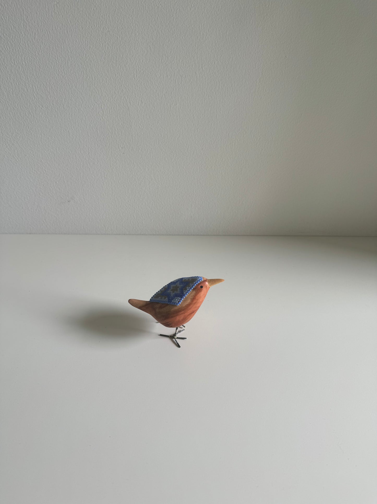 Pájaro Mini de Madera con Arte Huichol