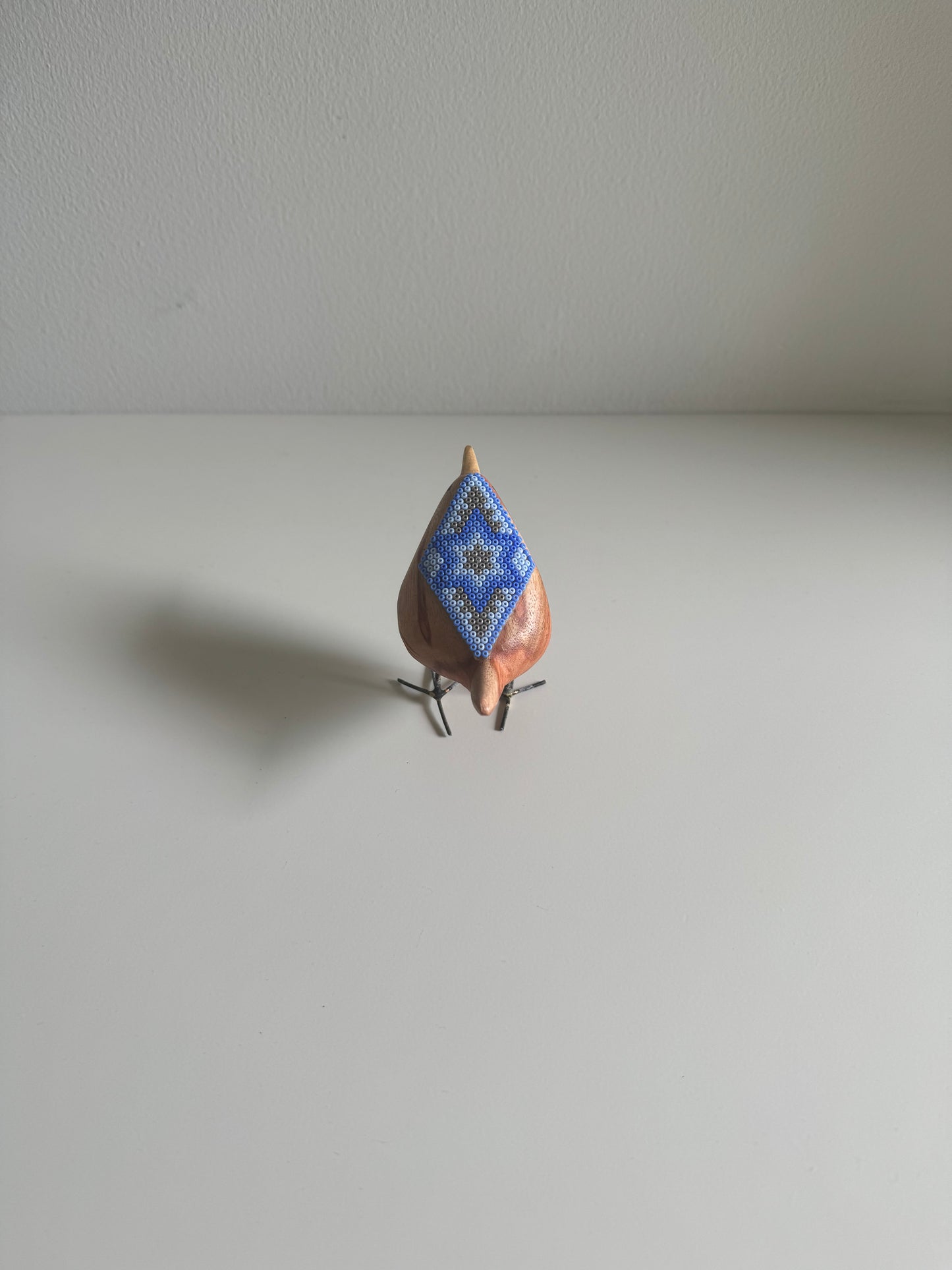 Pájaro Mini de Madera con Arte Huichol
