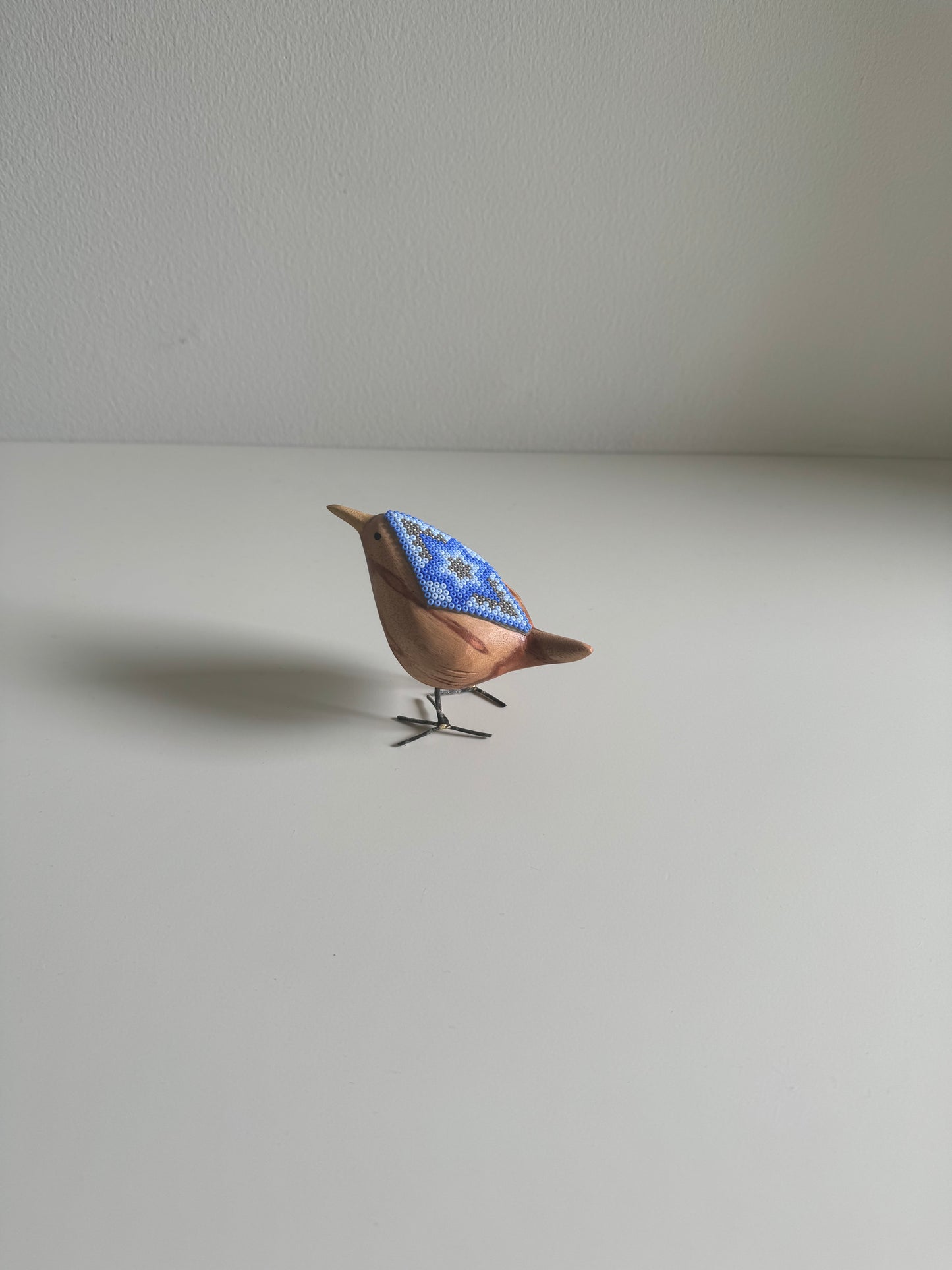 Pájaro Mini de Madera con Arte Huichol