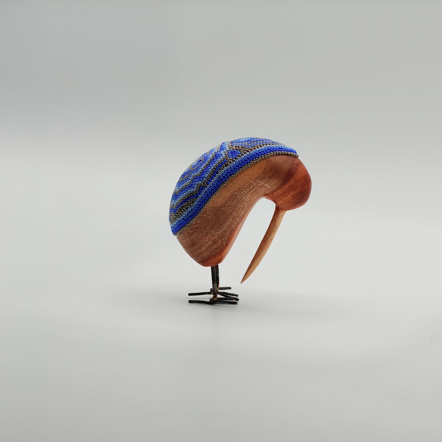 Kiwi de Madera con Arte Huichol