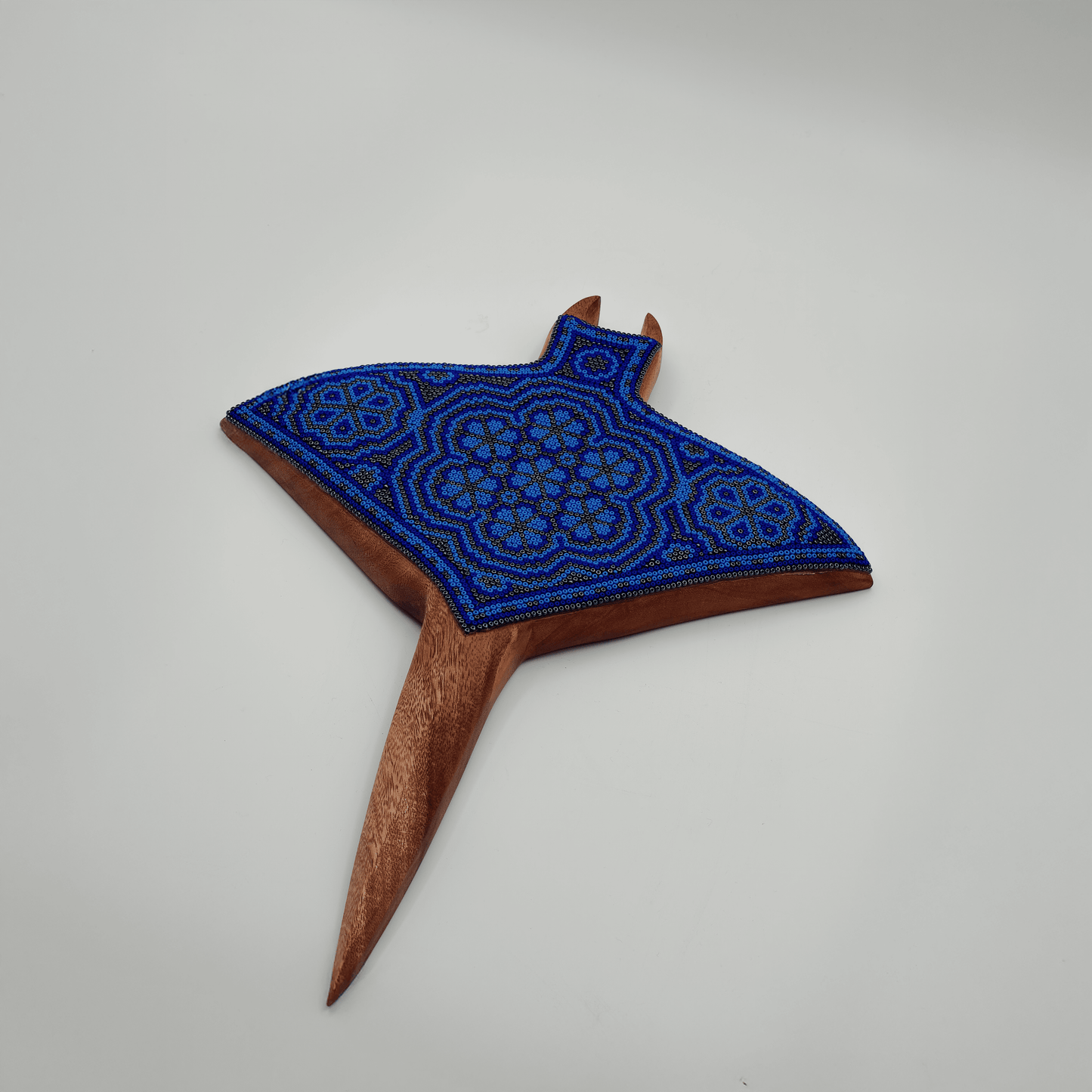 Mantarraya de Madera con Arte Huichol