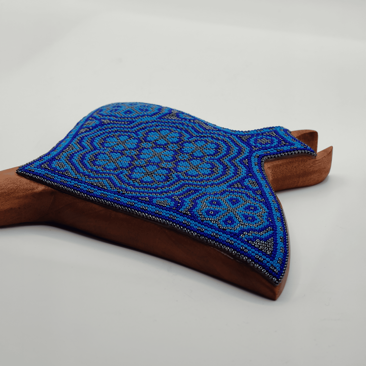 Mantarraya de Madera con Arte Huichol