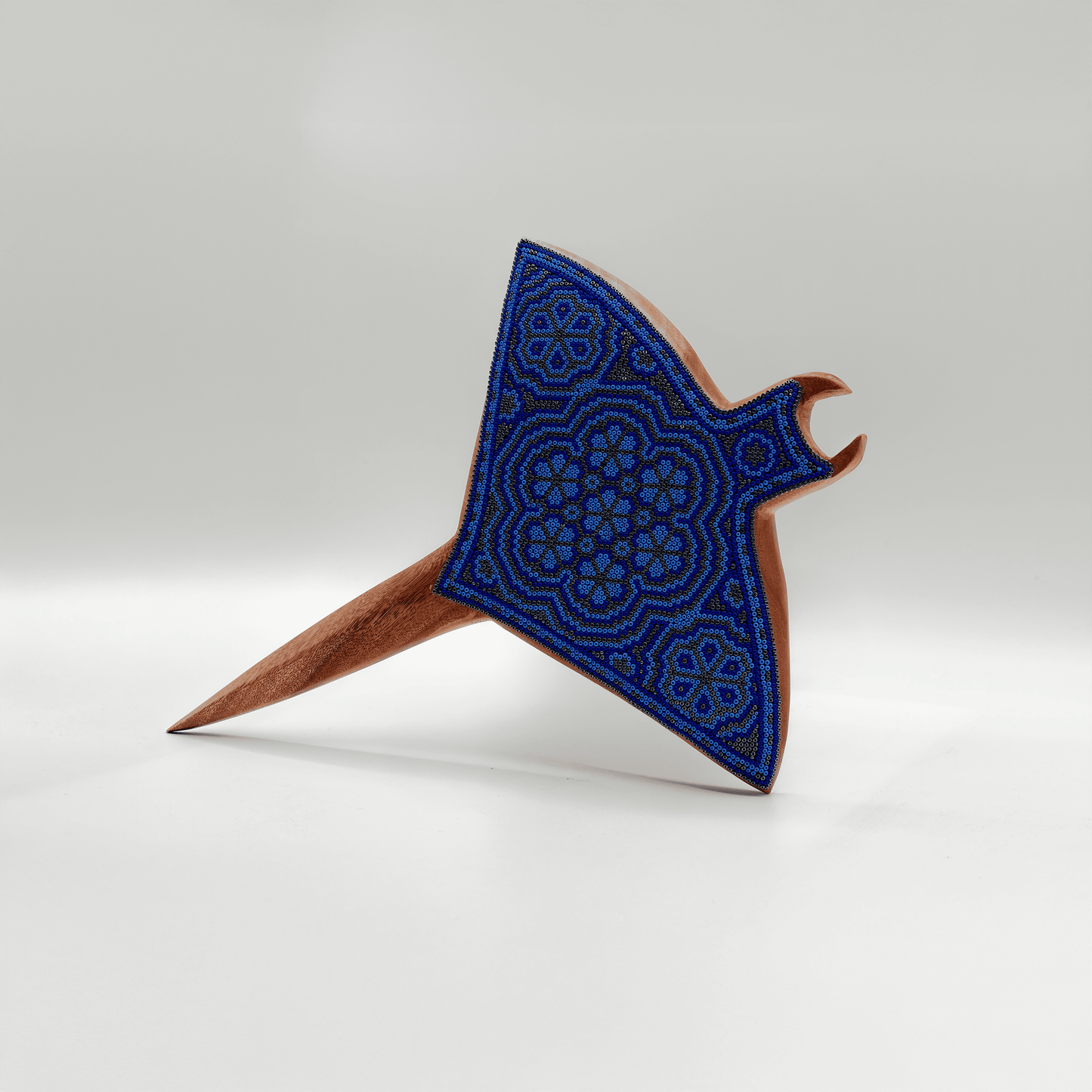Mantarraya de Madera con Arte Huichol