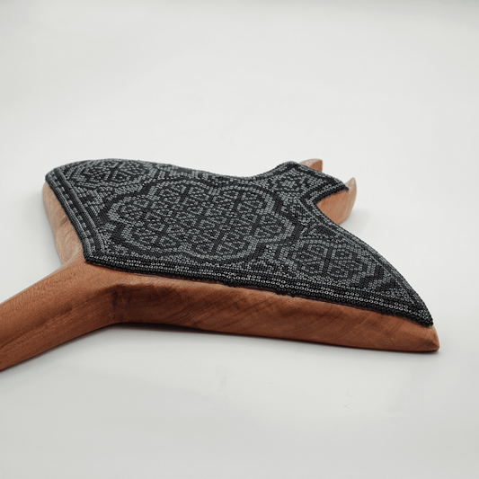 Mantarraya de madera con Arte Huichol
