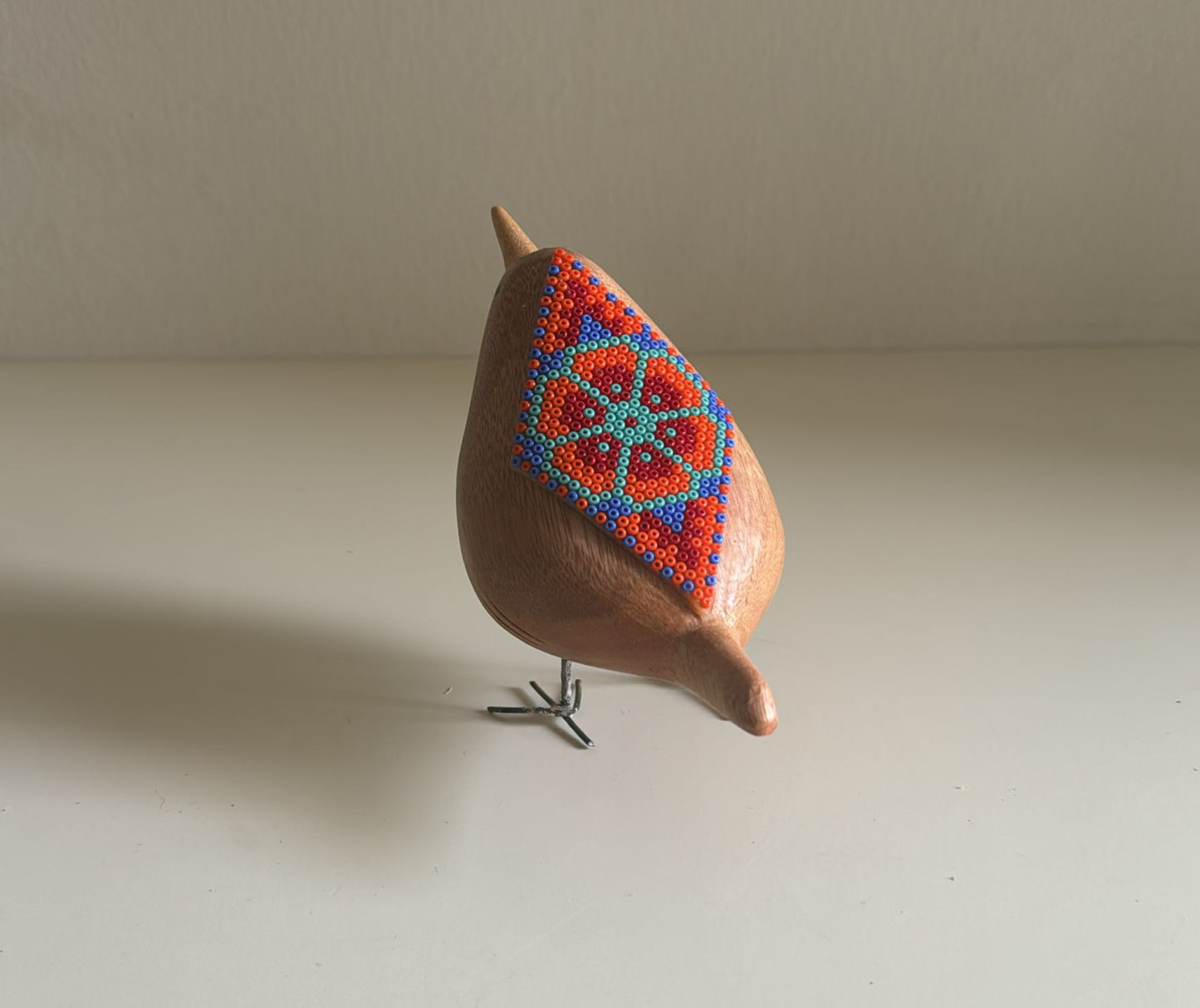 Pájaro de Madera con Arte Huichol