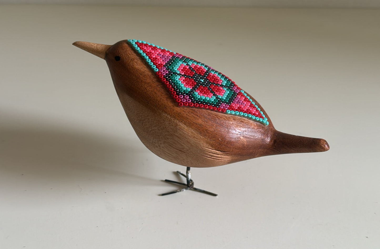 Pájaro de Madera con Arte Huichol