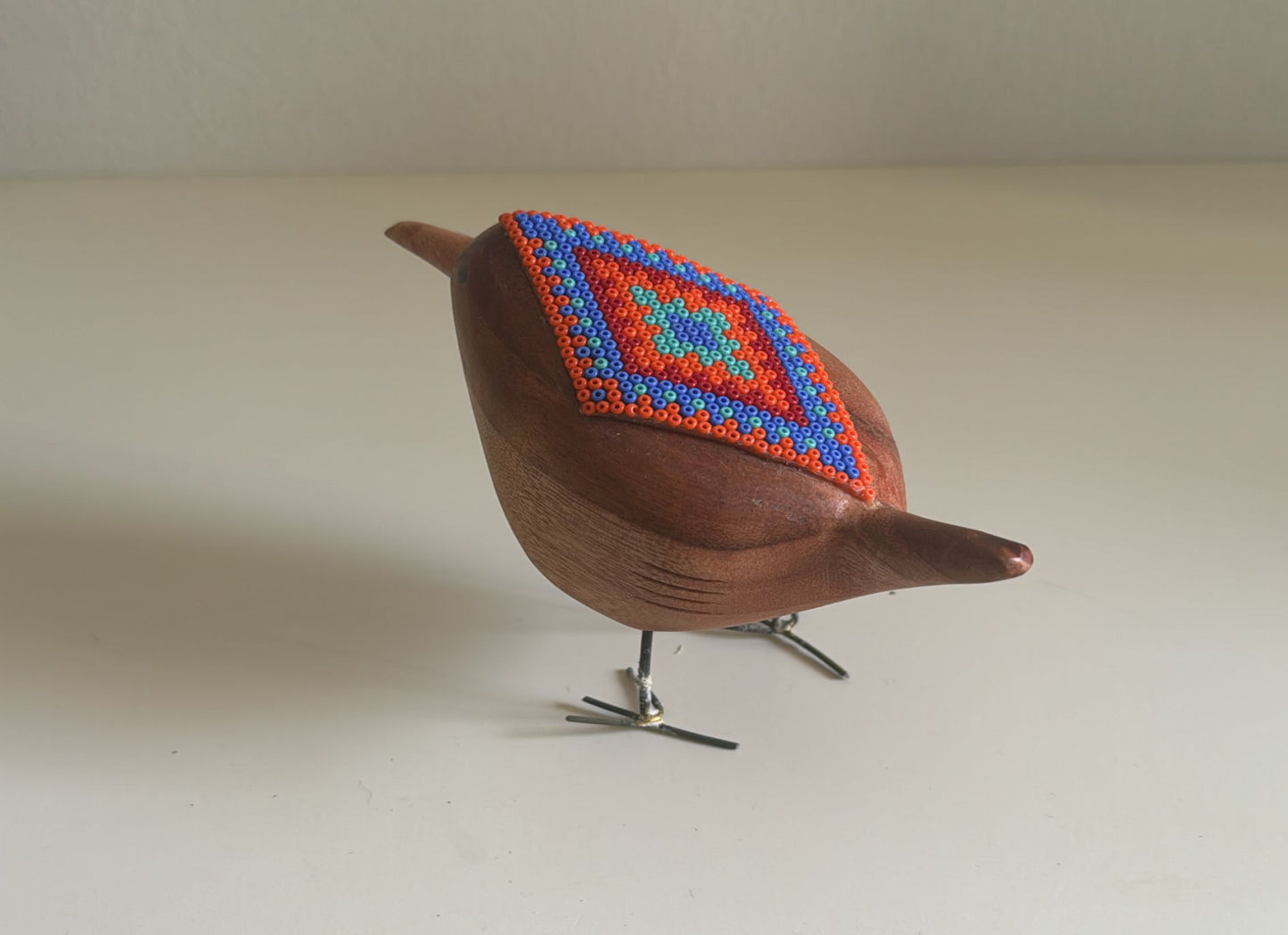 Pájaro de Madera con Arte Huichol