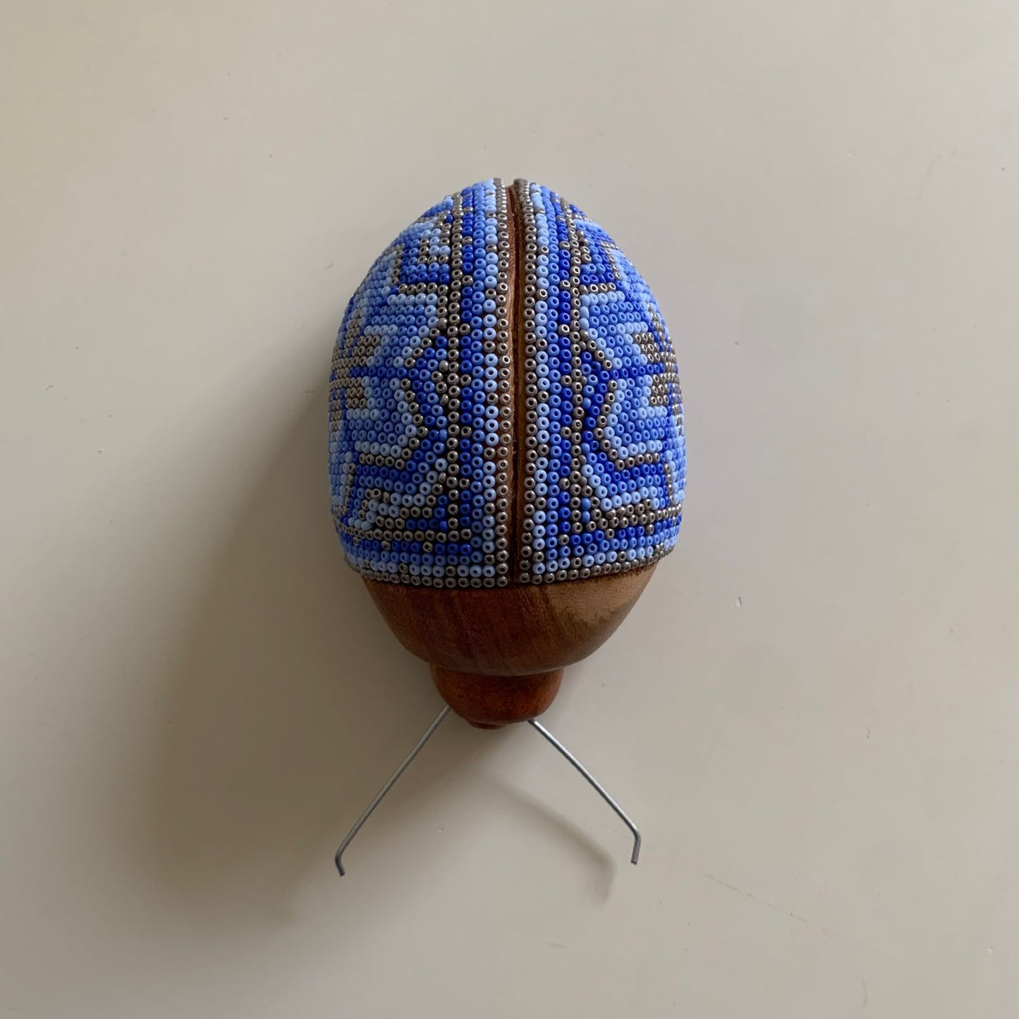Catarina de madera con Arte Huichol