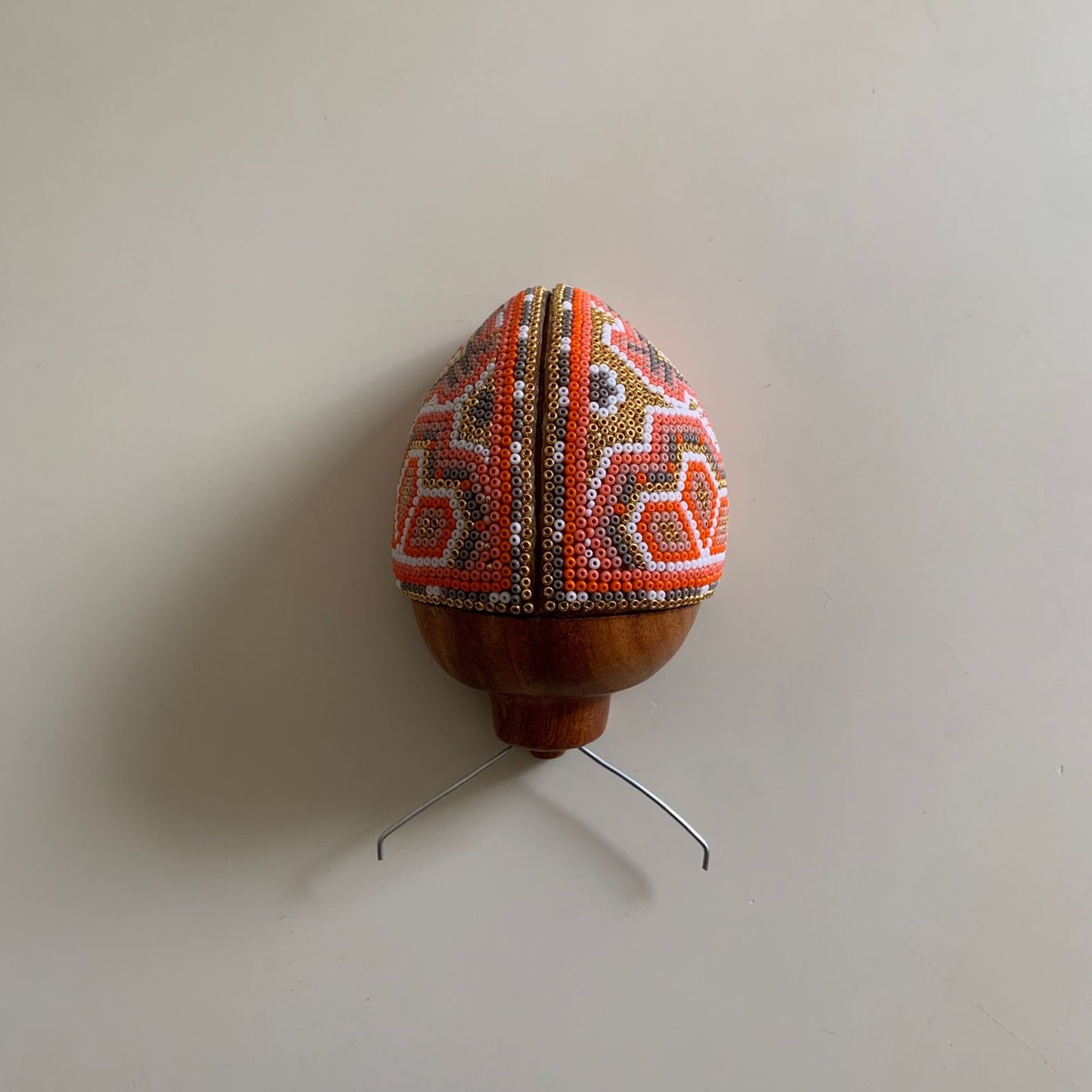 Catarina de madera con Arte Huichol