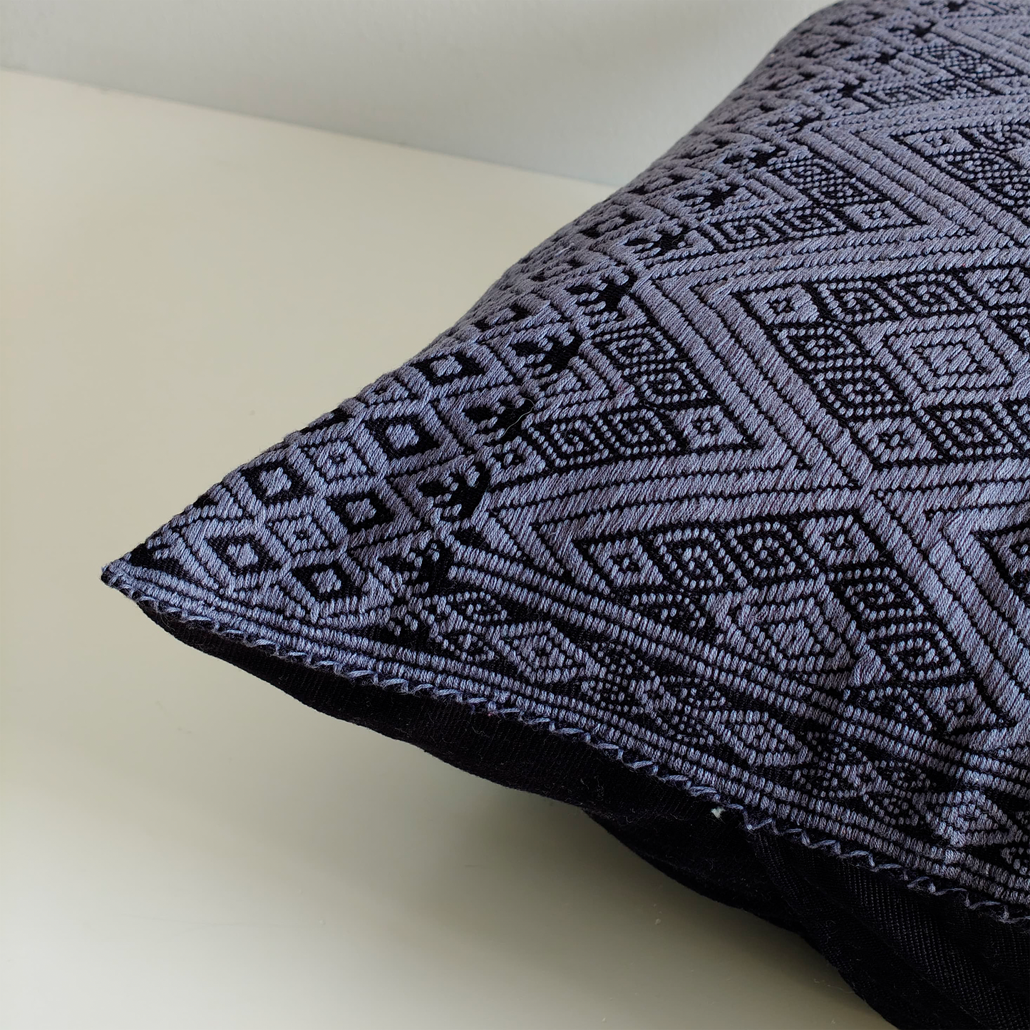 Funda de Cojín Decorativo azul con fondo negro