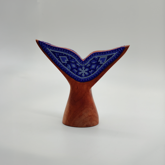 Cola de Ballena de madera con Arte Huichol