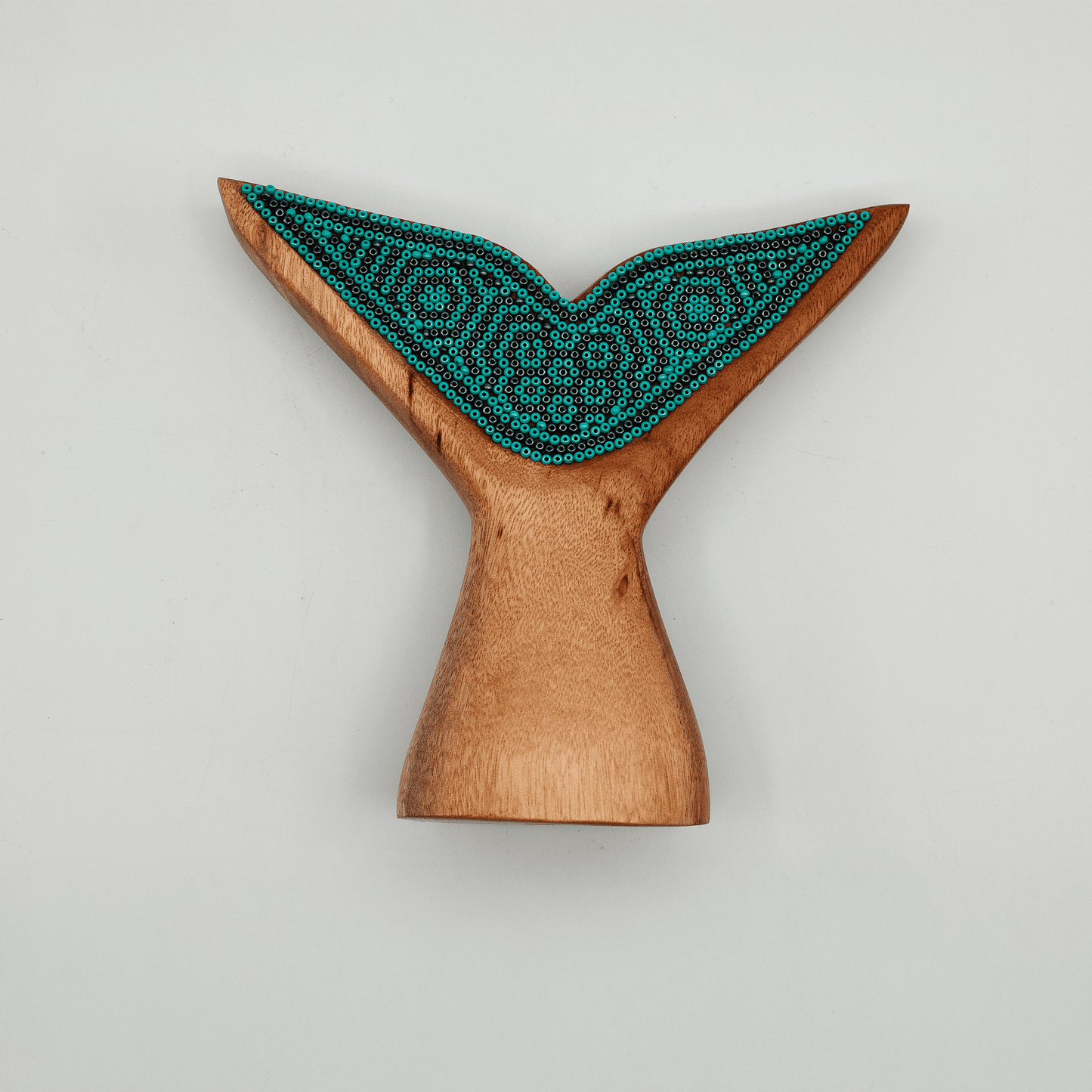Cola de Ballena de madera con Arte Huichol