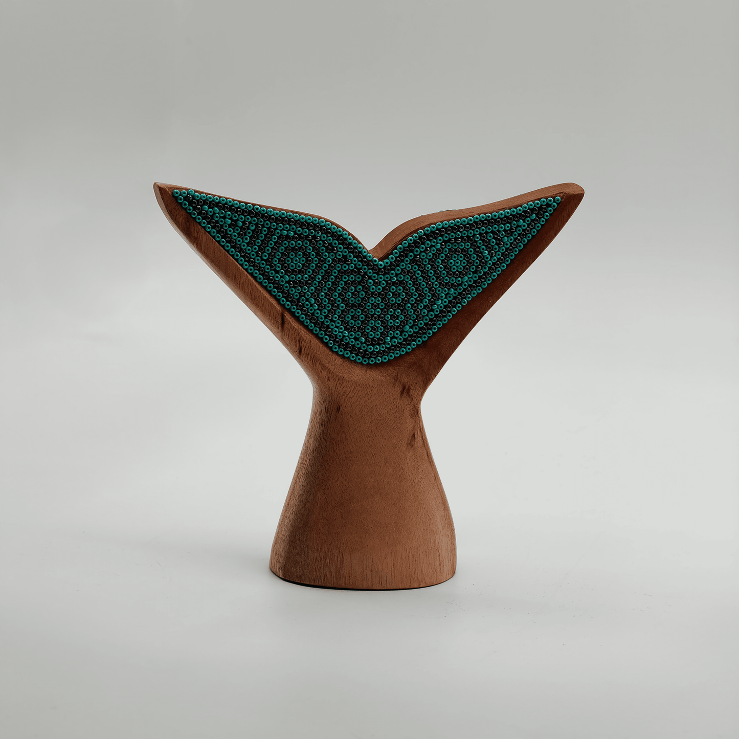 Cola de Ballena de madera con Arte Huichol