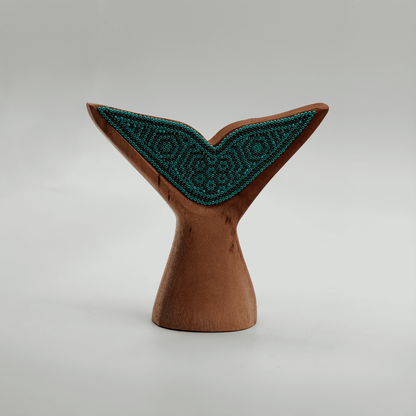 Cola de Ballena de madera con Arte Huichol