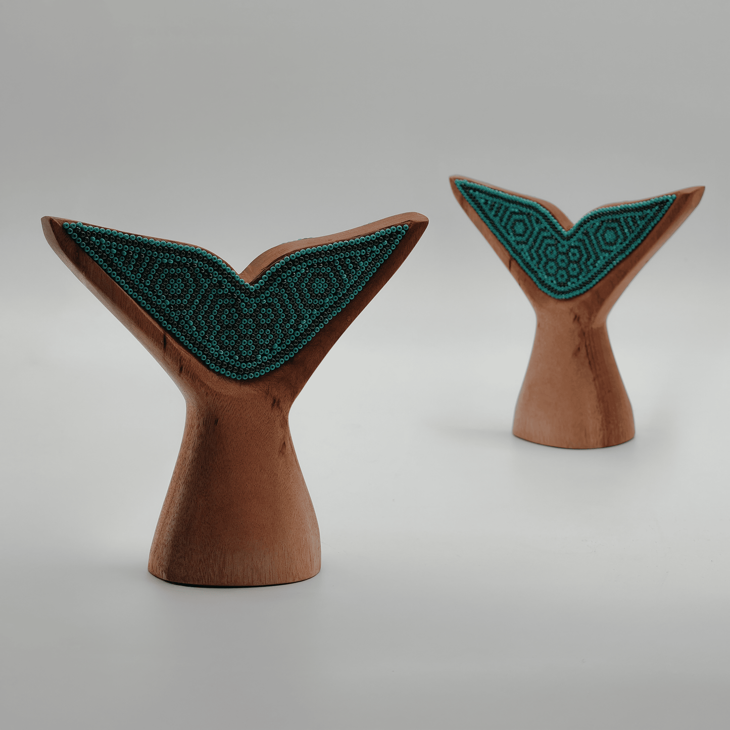 Cola de Ballena de madera con Arte Huichol