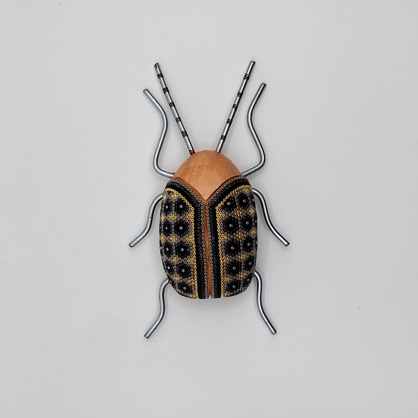 Escarabajo de Madera con Arte Huchol