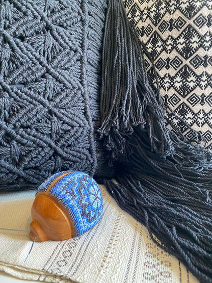 Catarina de madera con Arte Huichol