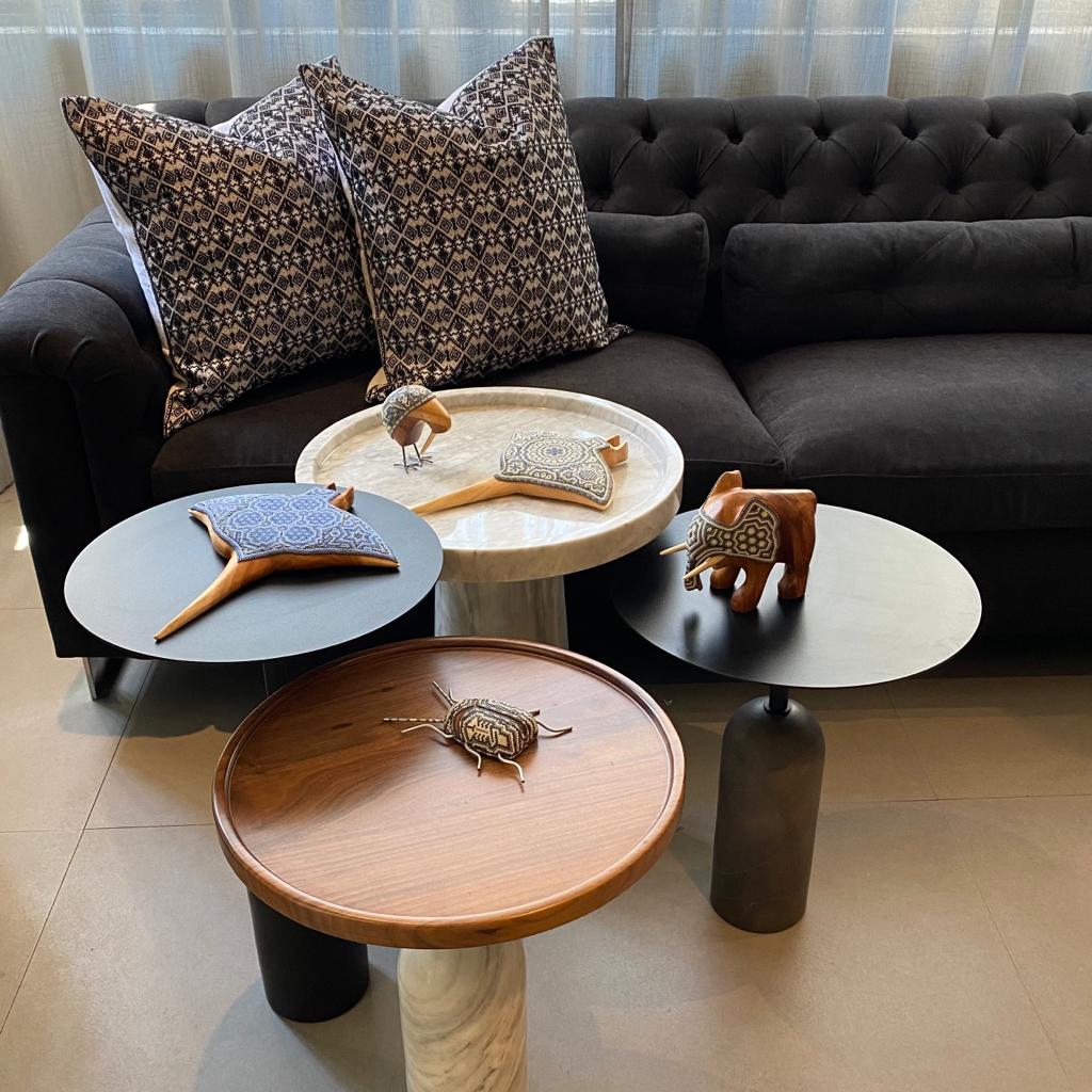 Mesa Lateral con Base de Mármol Carrara Blanco con Cubierta de Madera