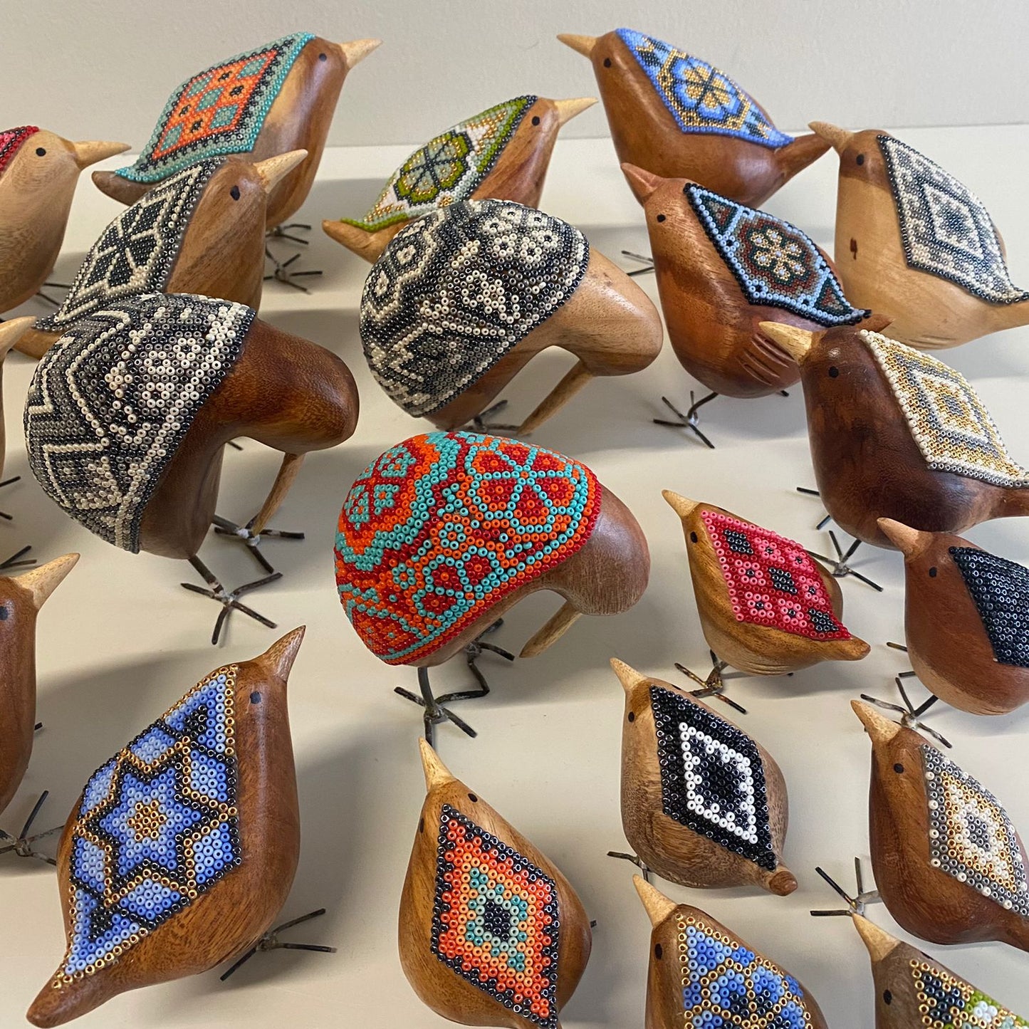 Pájaro de Madera con Arte Huichol
