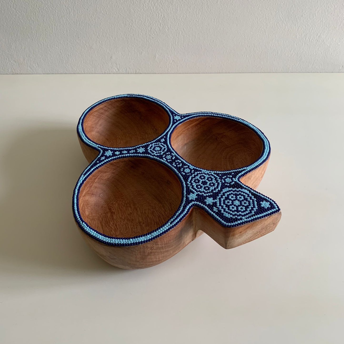 Trébol de Guamuchil con Arte Huichol