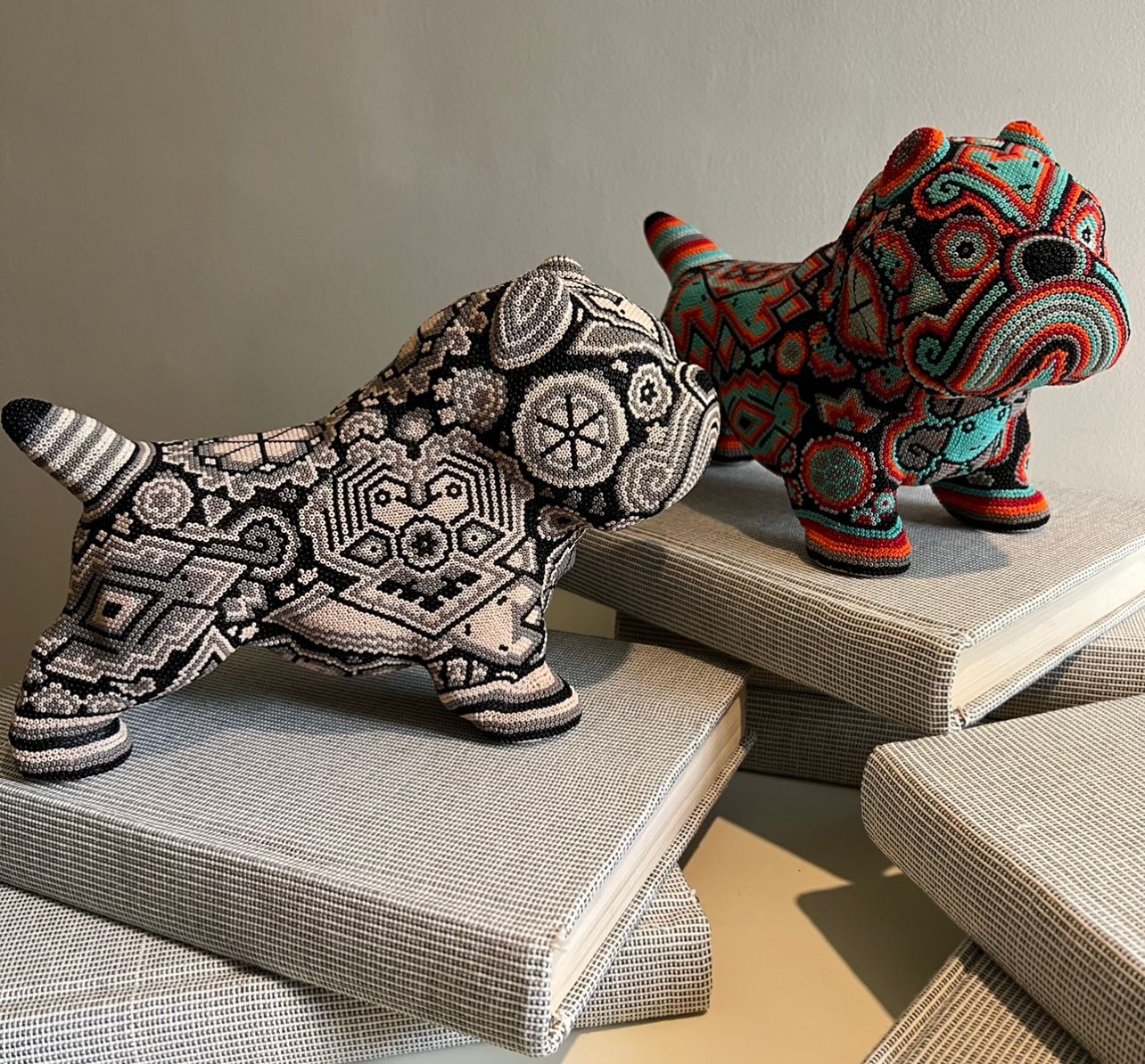 Bulldog de Arte Huichol