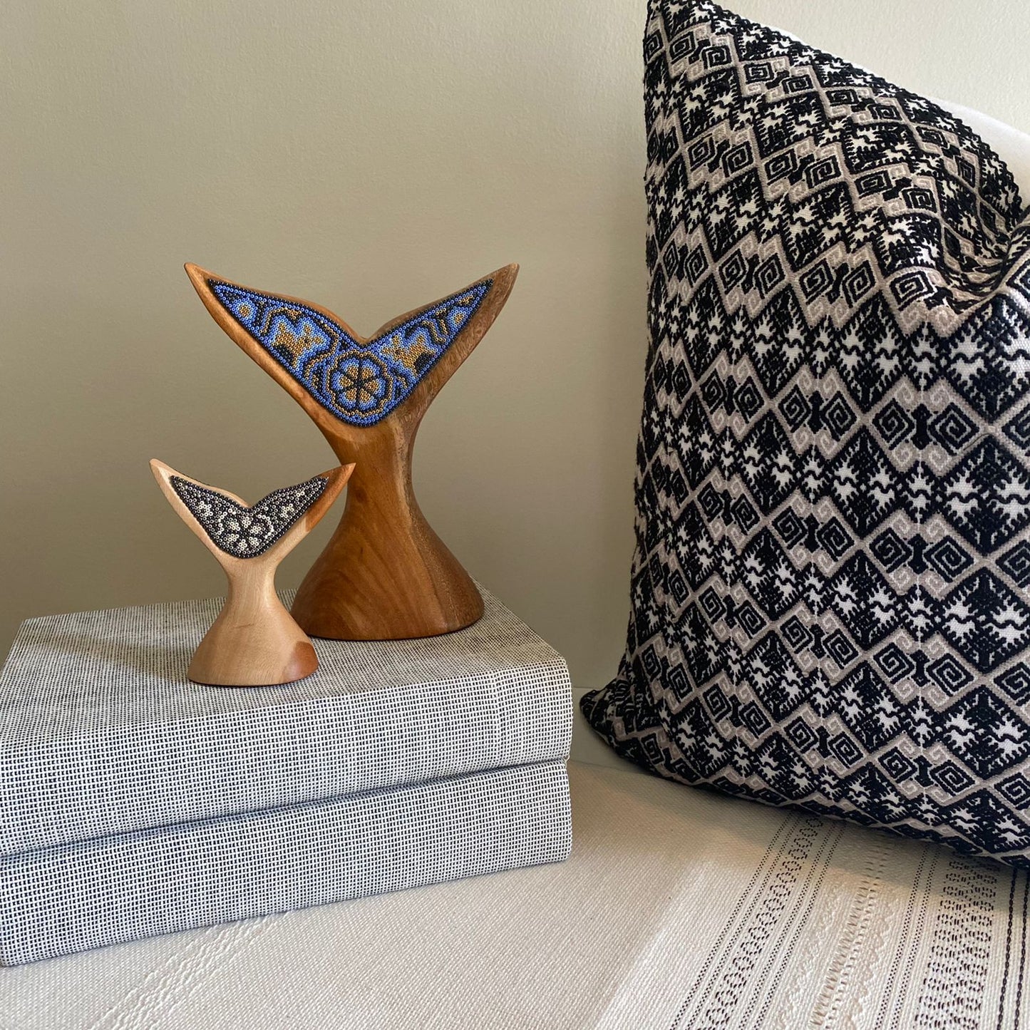 Cola de Ballena de madera con Arte Huichol