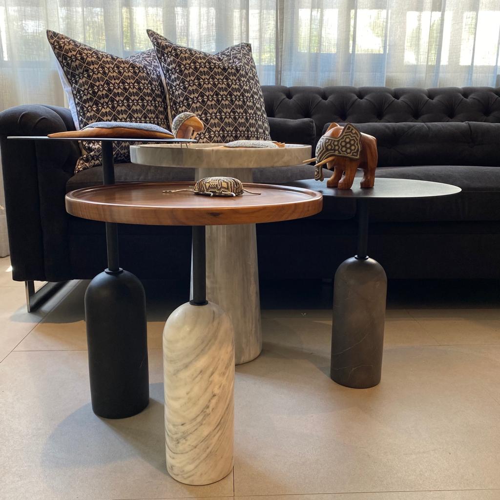 Mesa Lateral con Base de Mármol Carrara Blanco con Cubierta de Madera