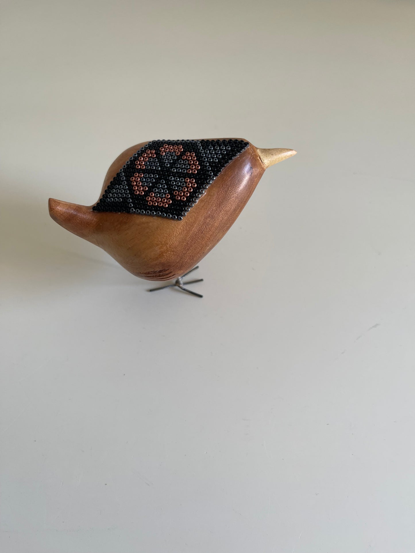 Pájaro de Madera con Arte Huichol