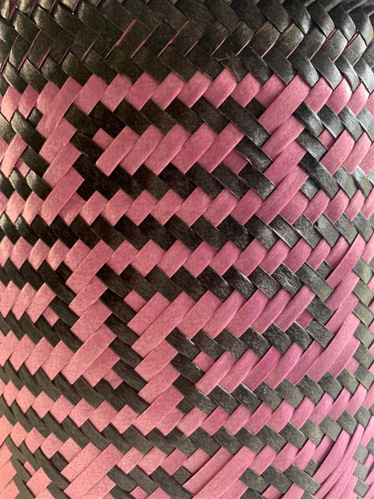 Cesto de Palma Color Rosa con Negro