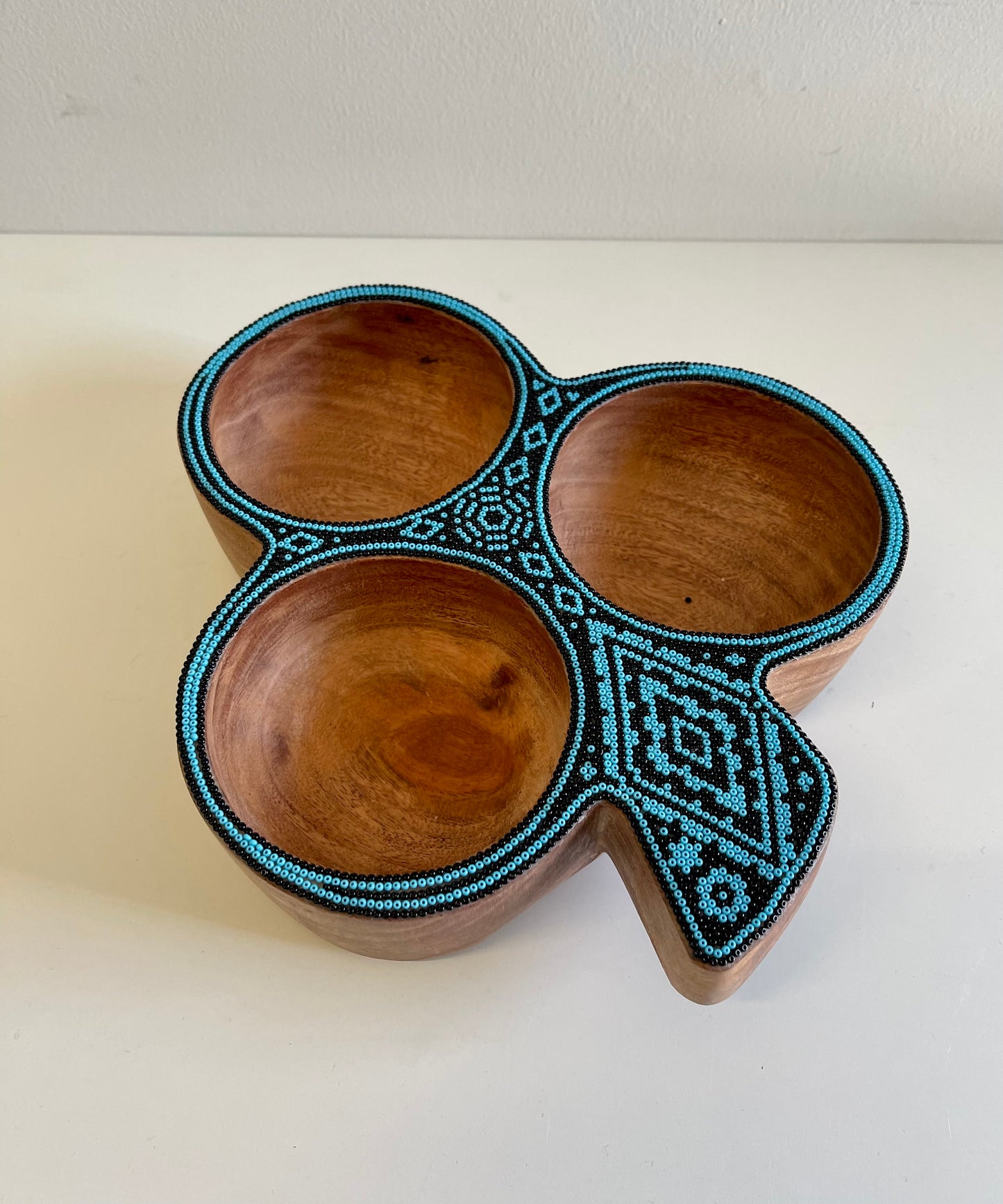 Trébol de Guamúchil con Arte Huichol