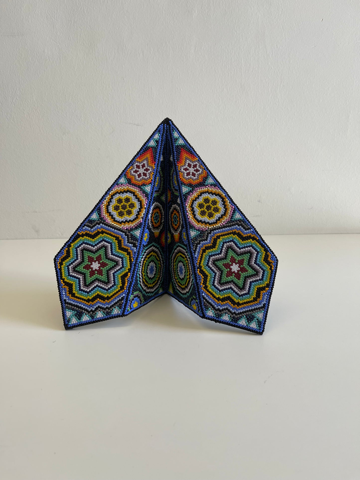 Avión de Arte Huichol Mediano