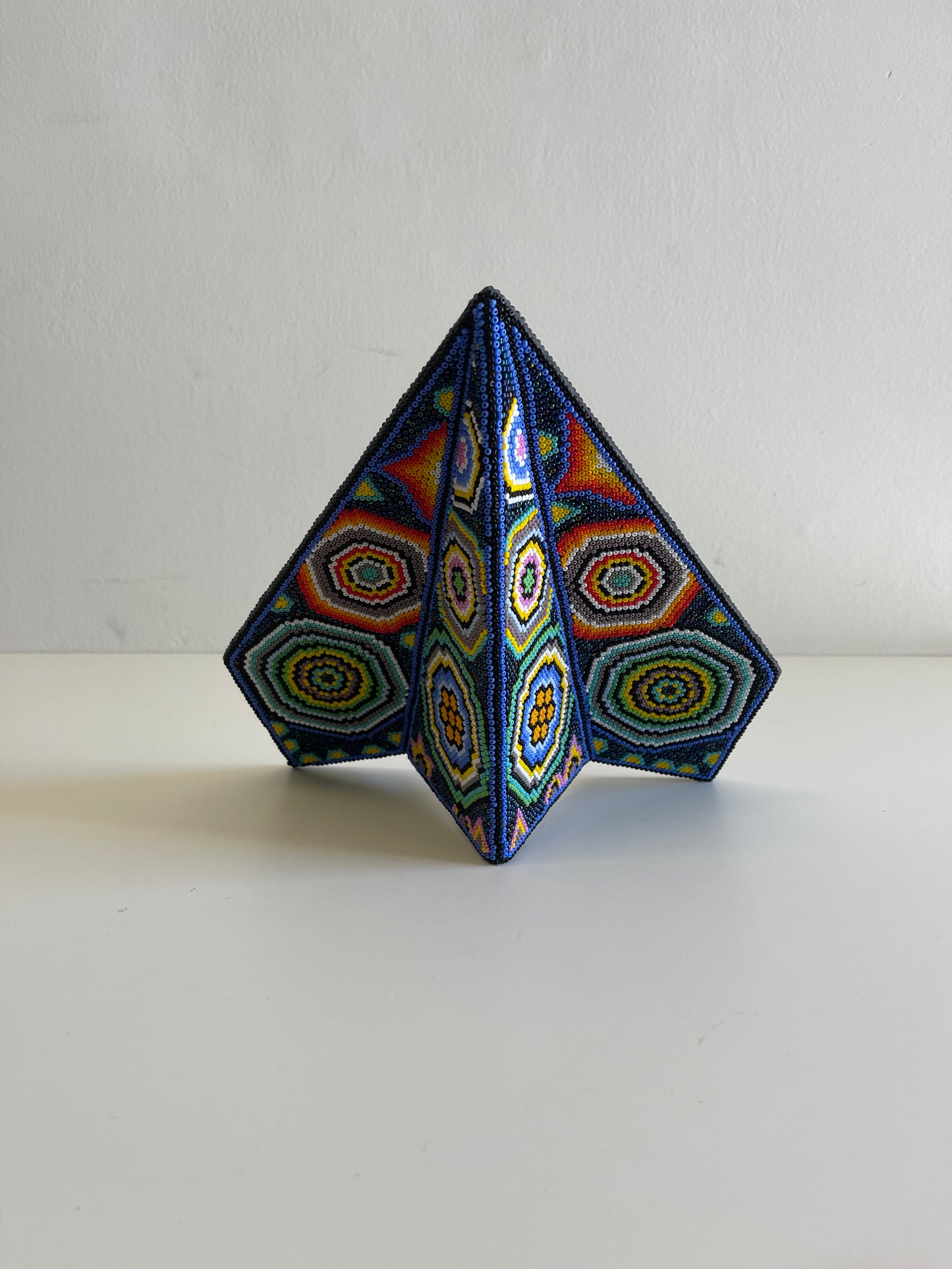 Avión de Arte Huichol Mediano