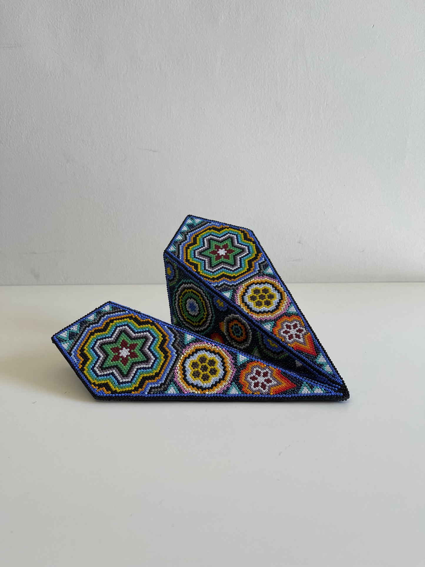 Avión de Arte Huichol Mediano