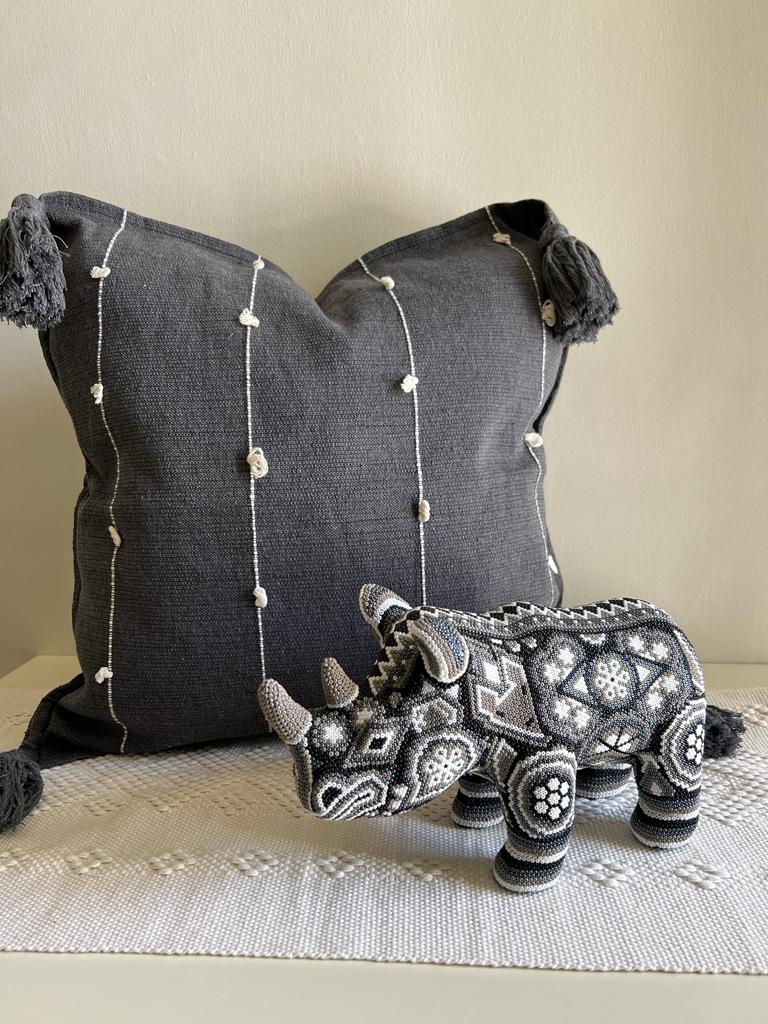 Funda para cojin textil color Gris. Con detalle de lineas en Crudo