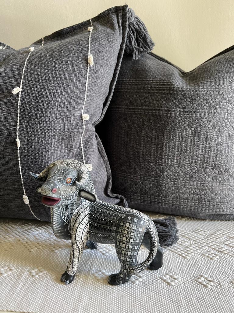 Funda para cojin textil color Gris. Con detalle de lineas en Crudo