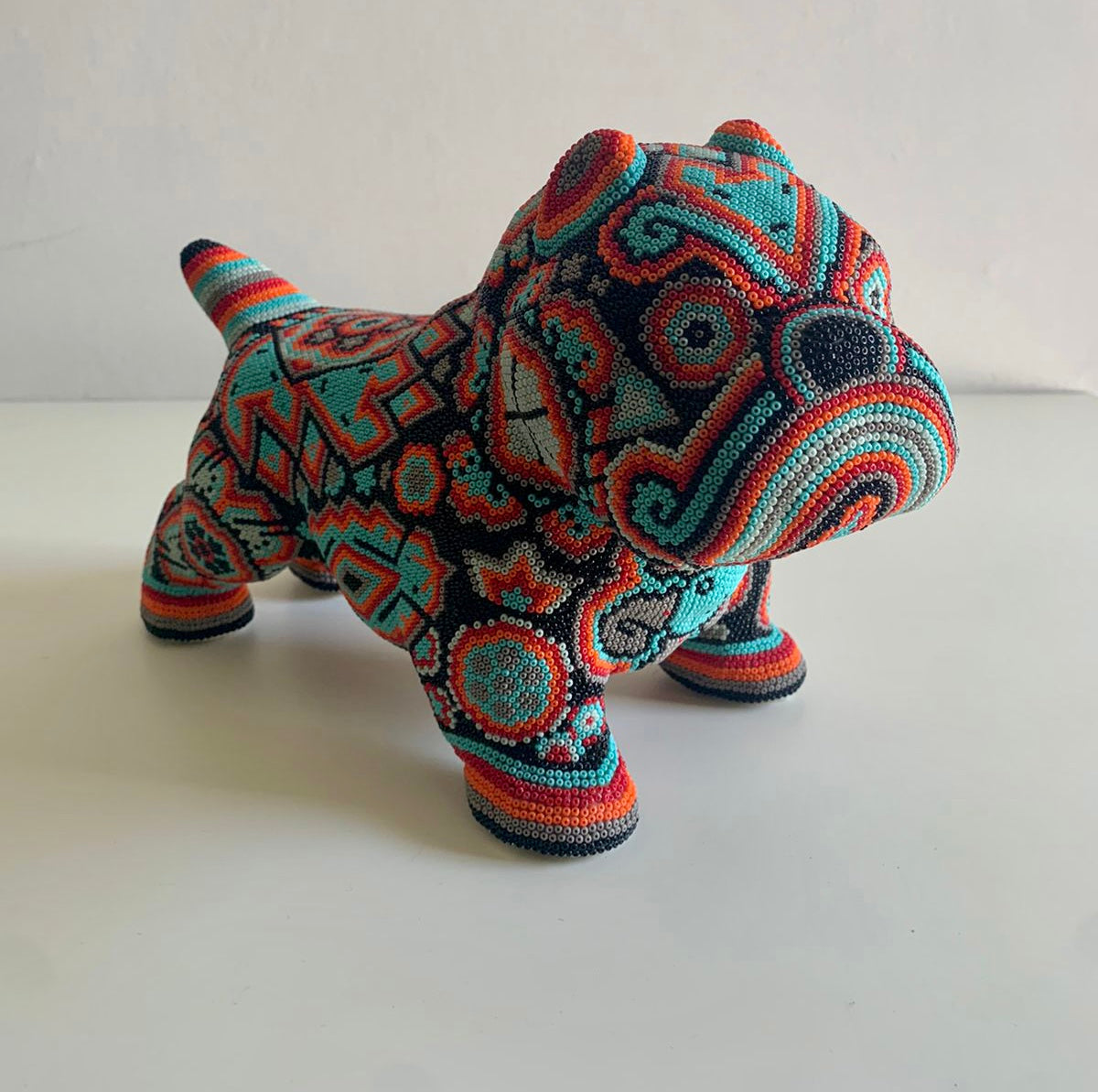 Bulldog de Arte Huichol