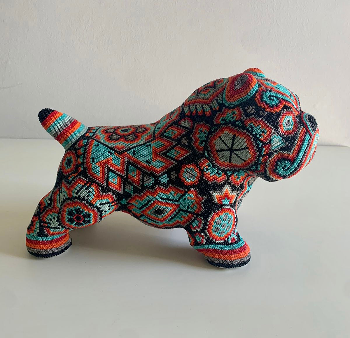 Bulldog de Arte Huichol