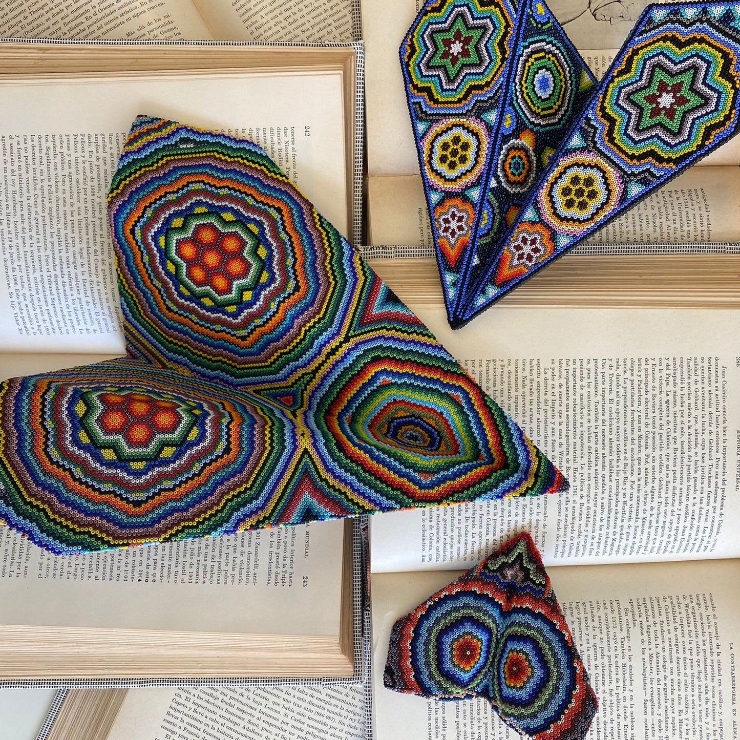 Avión de Arte Huichol Mediano