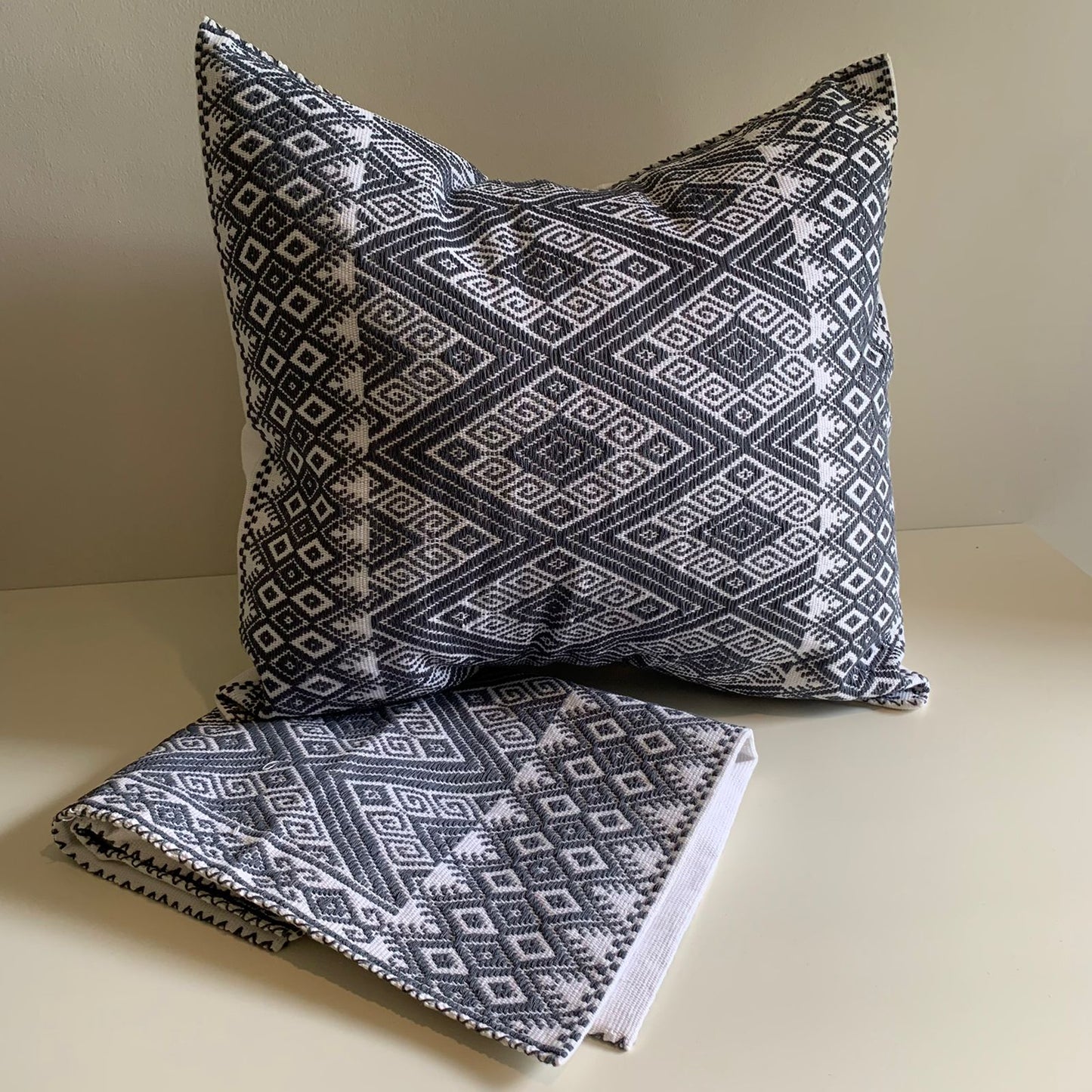 Funda de Cojín Gris con Blanco