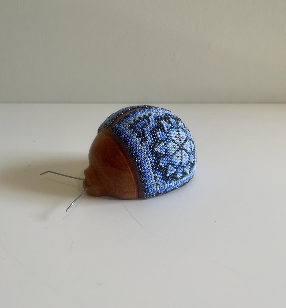 Catarina de madera con Arte Huichol