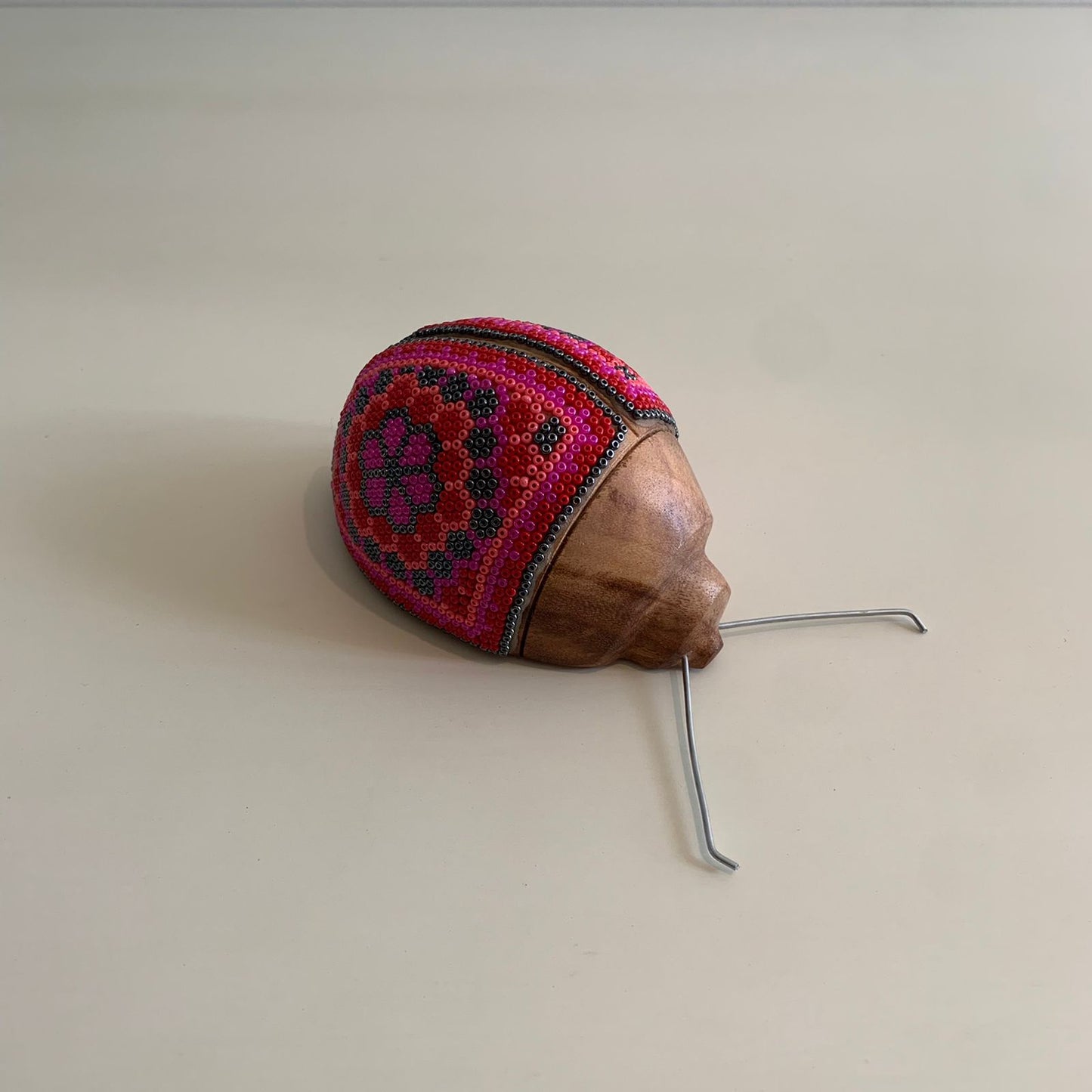 Catarina de madera con Arte Huichol