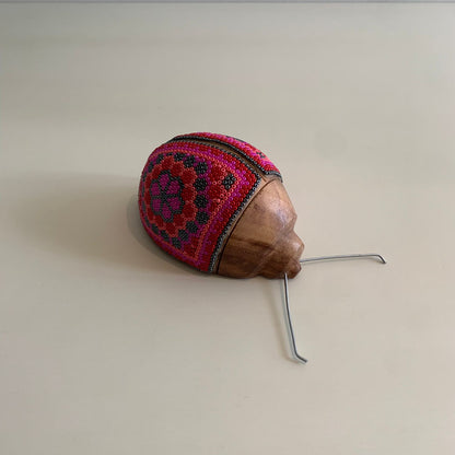 Catarina de madera con Arte Huichol