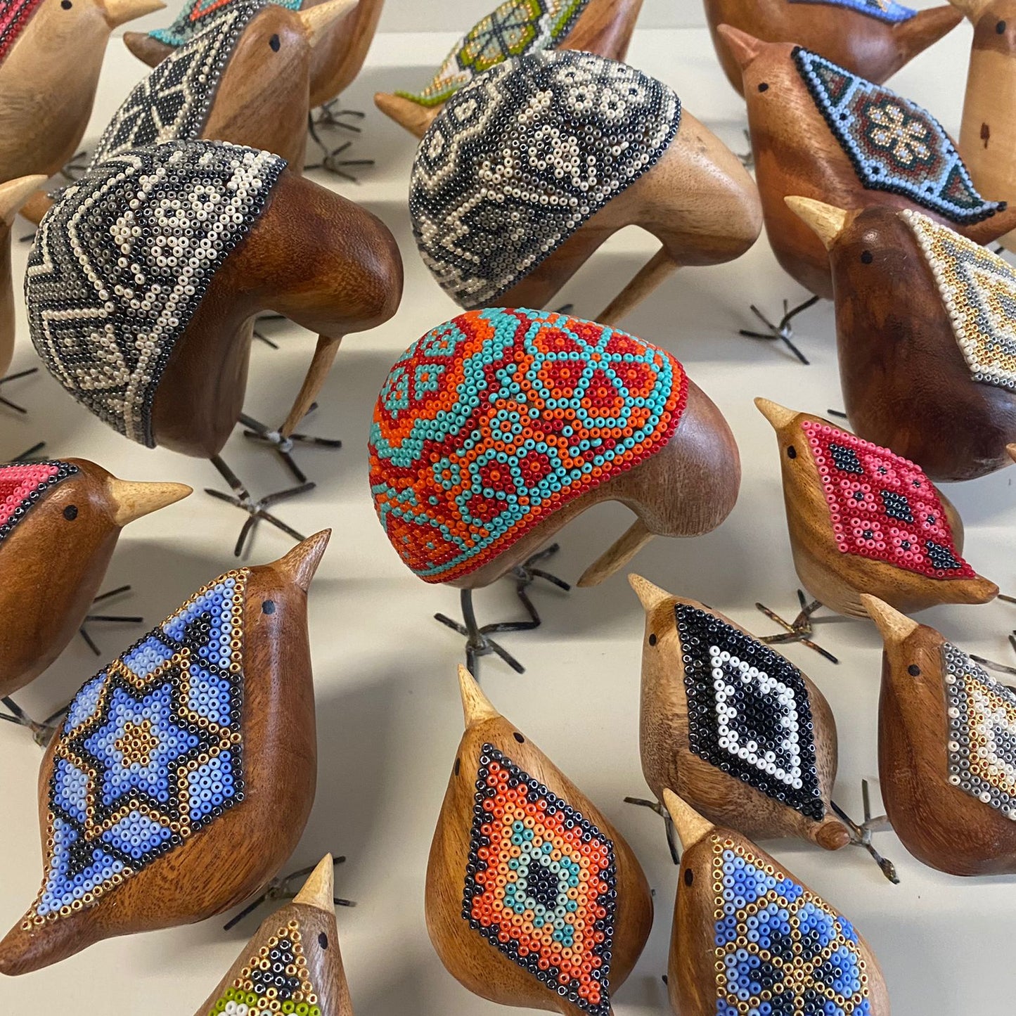 Pájaro de Madera con Arte Huichol