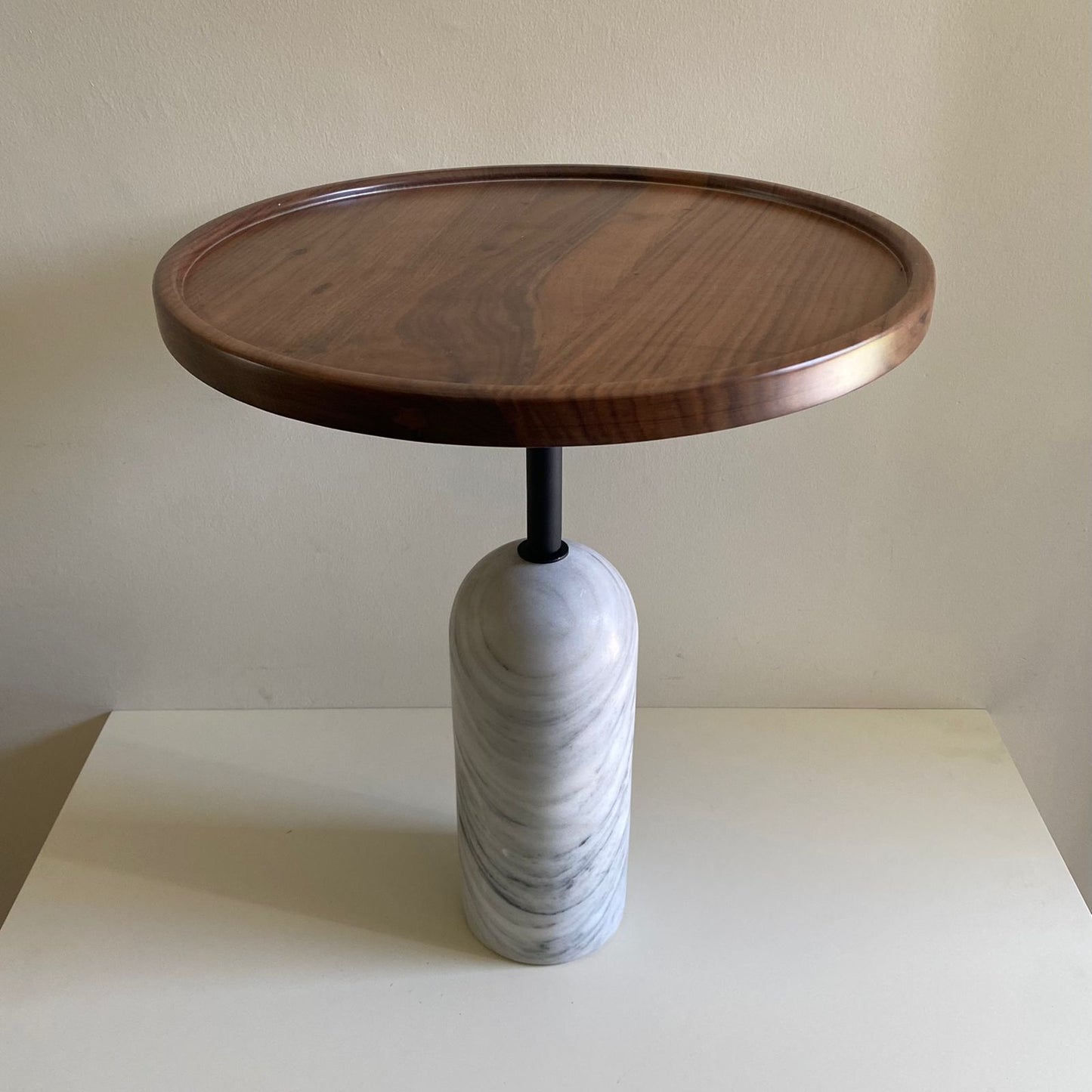 Mesa Lateral con Base de Mármol Carrara Blanco con Cubierta de Madera