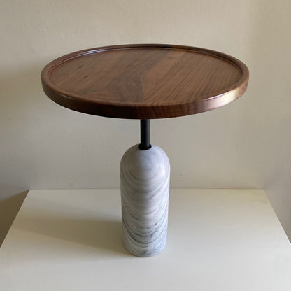 Mesa Lateral con Base de Mármol Carrara Blanco con Cubierta de Madera