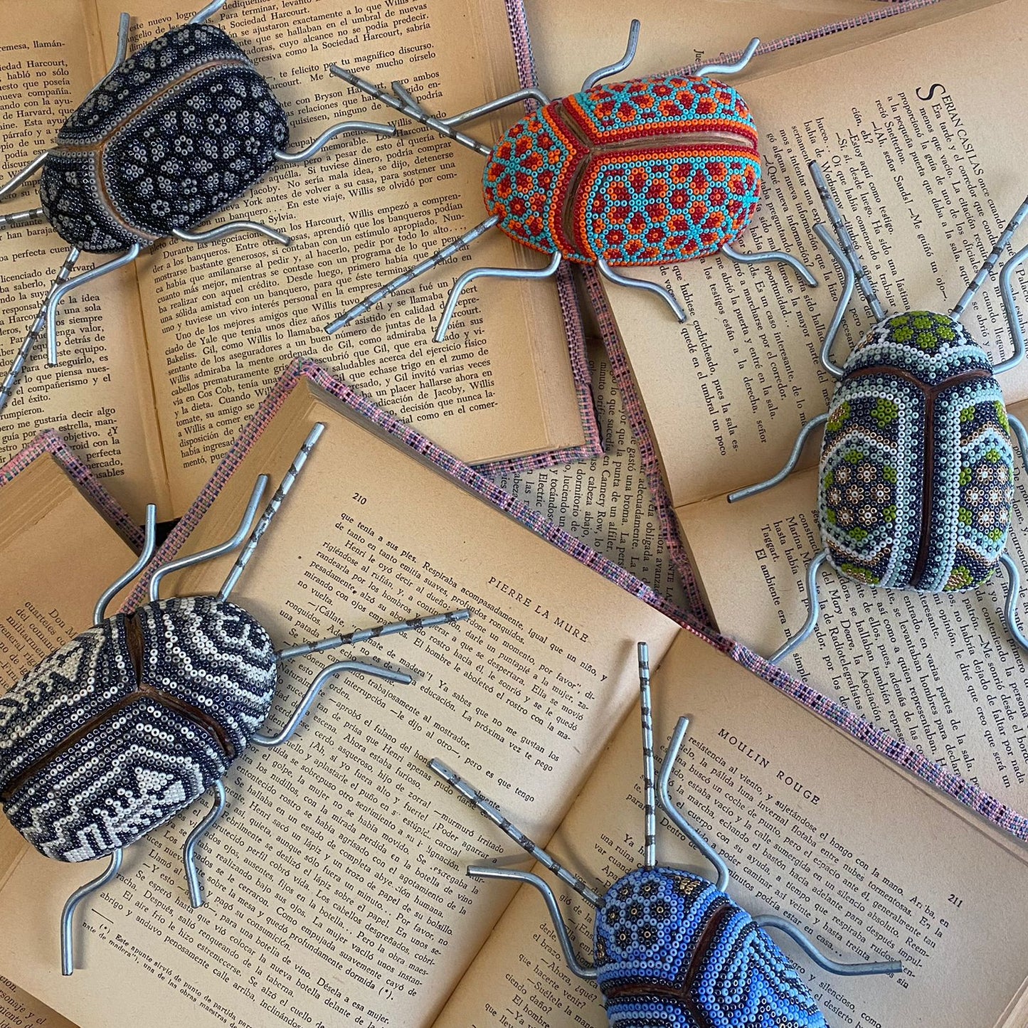 Escarabajo de Madera con Arte Huichol